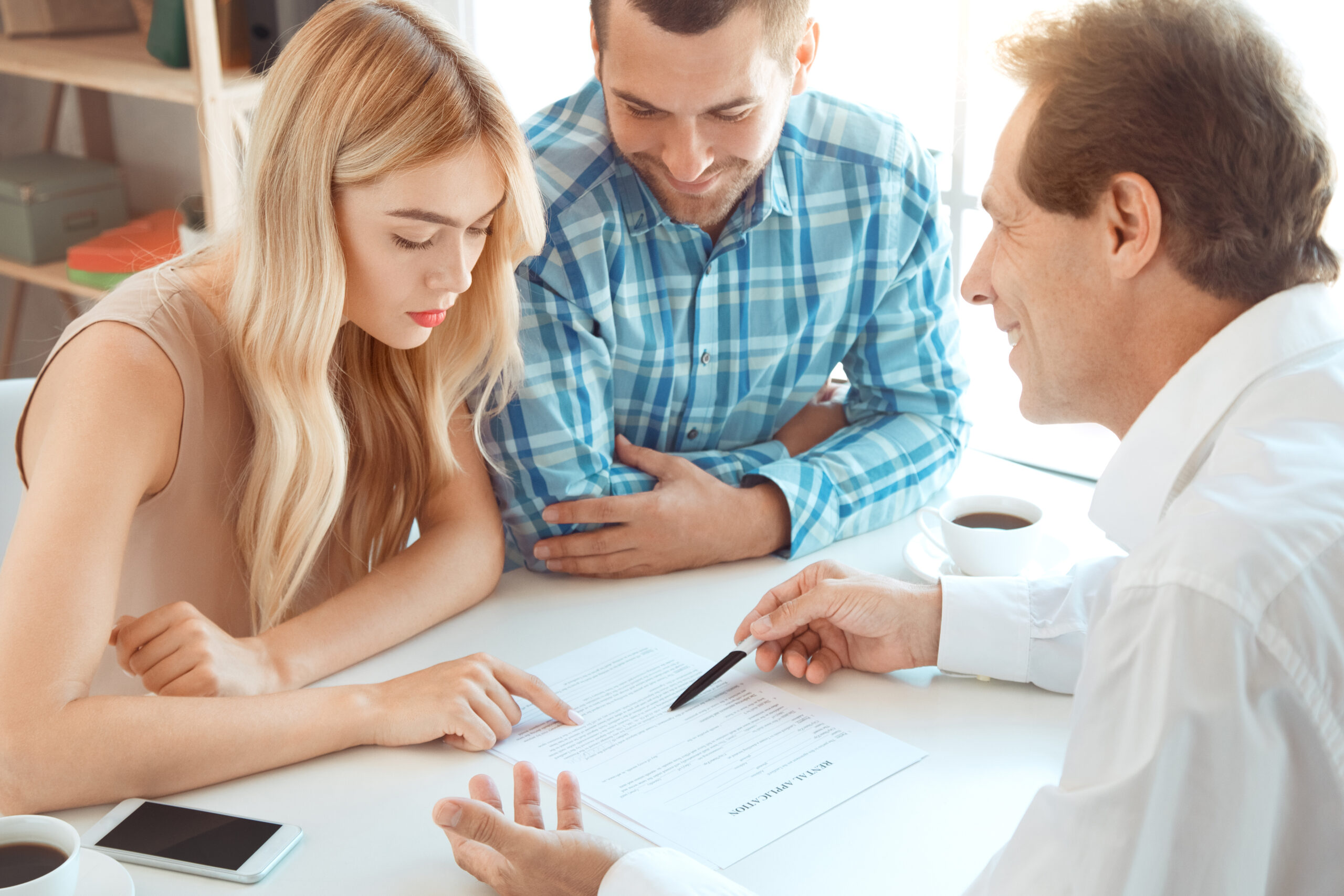 Jeune couple loue un appartement ensemble